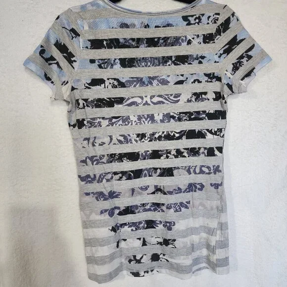 Buckle DAYTRIP Vtg Y2K Top Fairycore Whimsical Goth Tee Size L Gray Blue V-Neck - Picture 5 of 6